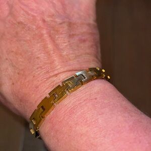 “Y” shaped link 7” Gold bracelet euc!